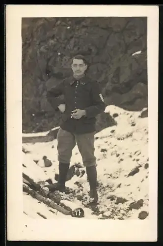 Foto-AK Soldat in Uniform mit Zigarette im Schnee