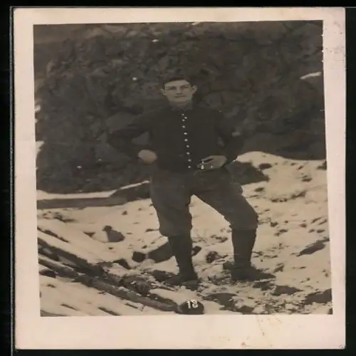 Foto-AK Soldat in Uniform im Schnee