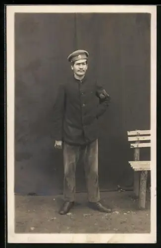 Foto-AK Soldat in Uniform mit Mütze, Kriegsgefangener 1916