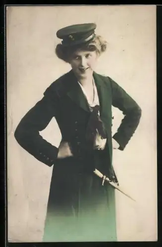 AK Frau in Soldaten-Uniform mit Messer