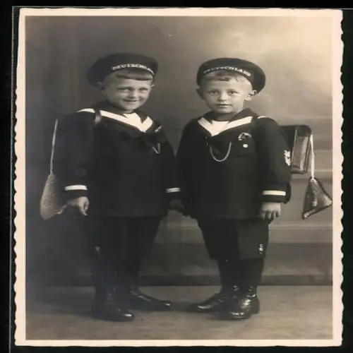Foto-AK Hansi und Theo in Matrosenanzügen mit Schultaschen 1926, Erster Schultag