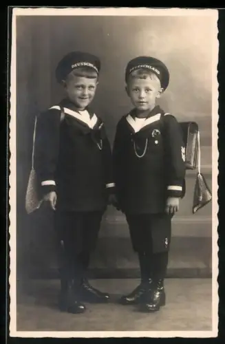 Foto-AK Hansi und Theo in Matrosenanzügen mit Schultaschen 1926, Erster Schultag