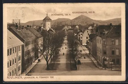 AK Reutlingen, Lederstrasse mit Tübinger Tor, Schönberg und Georgenberg