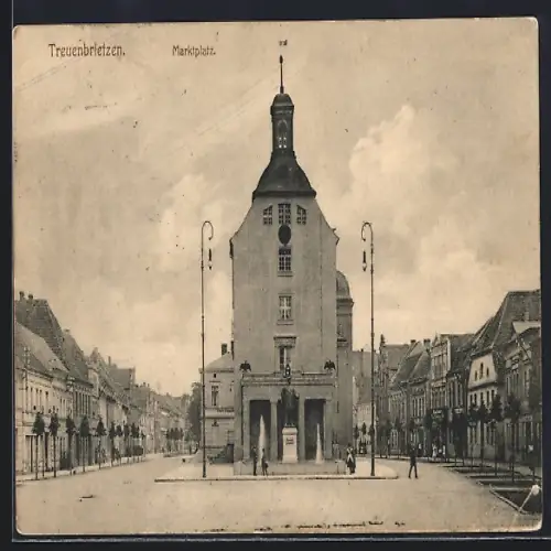 AK Treuenbrietzen, Strassenpartie am Marktplatz