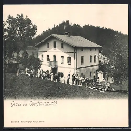 AK Oberfrauenwald, Ortspartie mit Menschen und Wägen am Hof