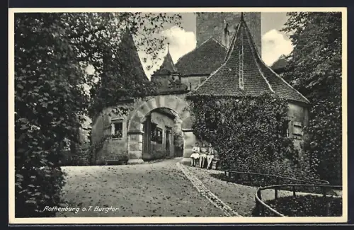 AK Rothenburg o. T., Burgtor mit drei Frauen auf einer Bank