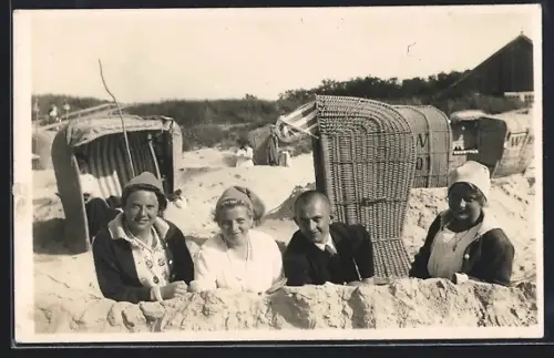Foto-AK Müritz /Ostsee, Junge Leute am Strand 1918