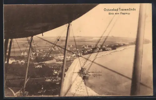 AK Travemünde, Ortsansicht mit Strand vom Flugzeug aus gesehen