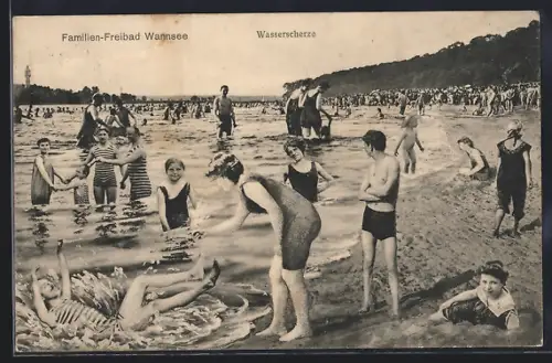 AK Berlin-Wannsee, Wasserscherze, Badegäste im Familien-Freibad