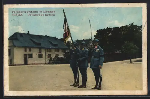 AK Trier, L`Etendard du régiment, französische Soldaten mit Truppenfahne, Rheinlandbesetzung
