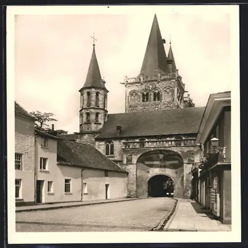 Foto-AK Deutscher Kunstverlag, Xanten, Der St. Viktorsturm, Tor zum Stiftsbezirk