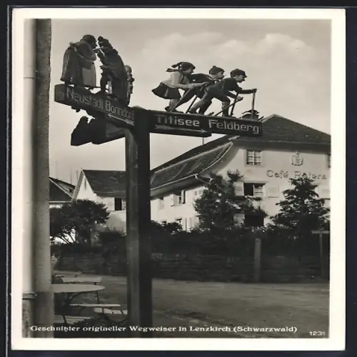 AK Geschnitzter origineller Wegweiser in Lenzkirch (Schwarzwald)