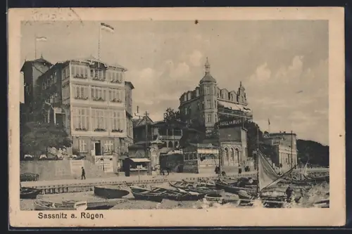 AK Sassnitz a. Rügen, Blick vom Strand zum Strand-Hotel