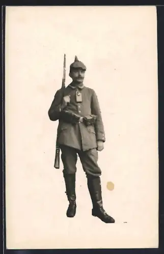 Foto-AK Unteroffizier in Feldgrau Uniform mit Gewehr und Signallampe