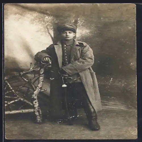 Foto-AK Soldat in Uniform und Mantel mit Säbel