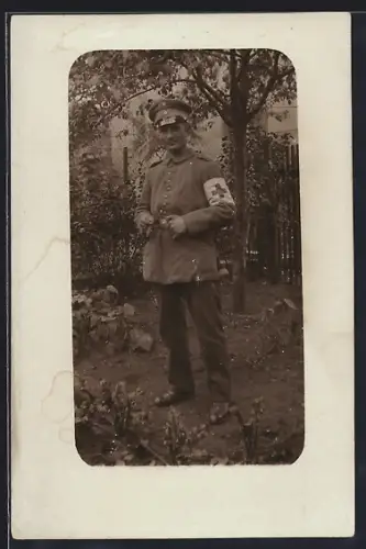 AK Sanitäts-Soldat in Feldgrau Uniform mit Schirmmütze