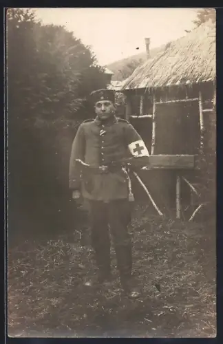 AK Sanitäts-Soldat in Feldgrau Uniform mit Band zum EK II 1914