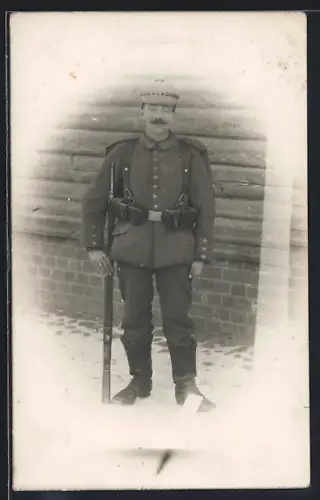Foto-AK Soldat in Feldgrau Uniform mit Marschausrüstung und Gewehr