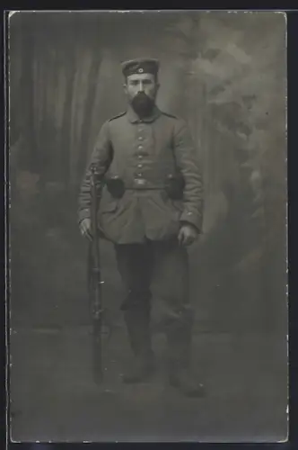 AK Soldat in Feldgrau Uniform mit Gewejr und Krätzchen