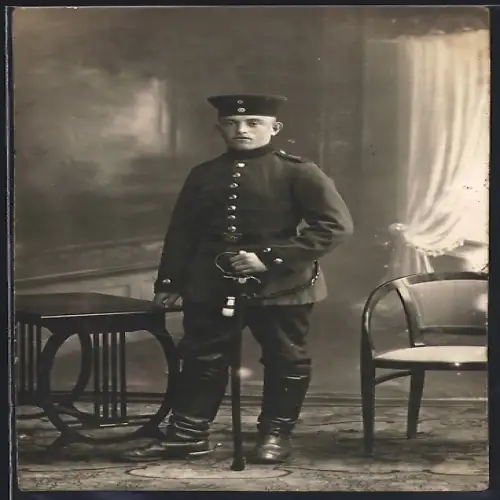 AK Soldat der Feldartillerie in Uniform mit Säbel und Krätzchen