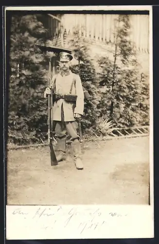 Foto-AK Landwehr-Soldat in Uniform mit Gewehr, Feldspaten und Koppeltaschen