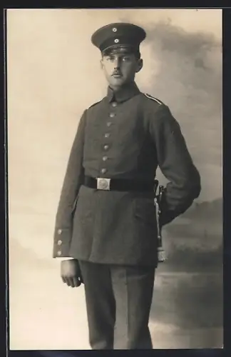 Foto-AK Soldat in Feldgrau Uniform mit Bajonett und Schirmmütze