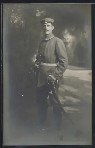 AK Uffz. in Feldgrau Uniform mit Säbel und Schützenschnur
