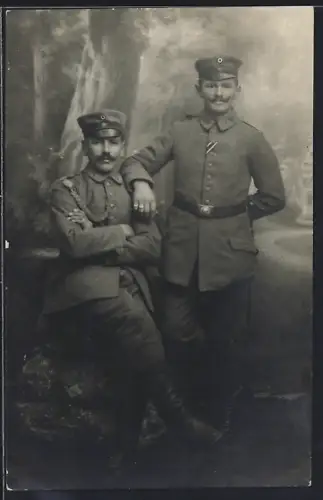 Foto-AK Zwei Soldaten in Feldgrau Uniform, 1 mit Band zum EK II 1914, 1 mit Schützenschnur