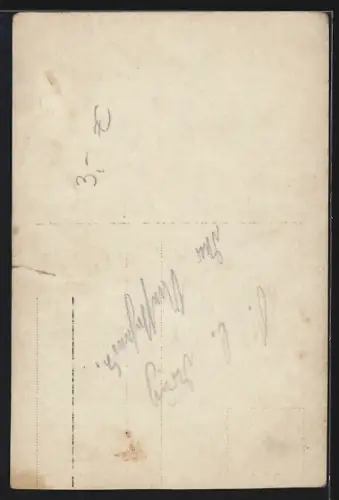 Foto-AK Soldat in Feldgrau Uniform mit Schirmmütze