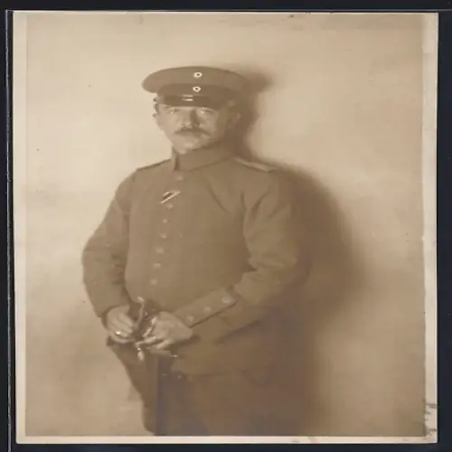 Foto-AK Soldat in Feldgrau Uniform mit Säbel und Band zum EK II 1914