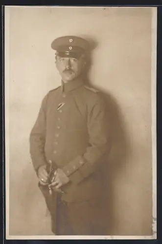Foto-AK Soldat in Feldgrau Uniform mit Säbel und Band zum EK II 1914