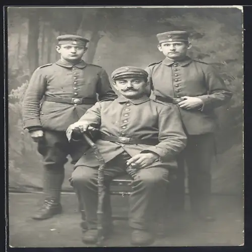 Foto-AK Drei Soldaten in Feldgrau Uniform