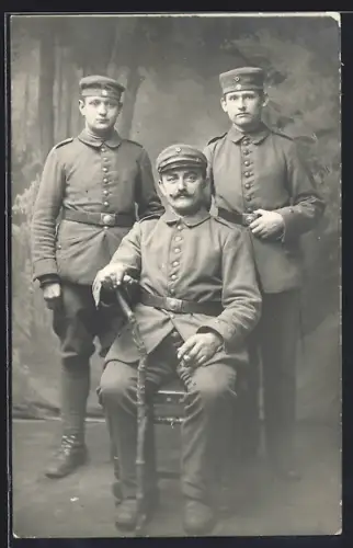 Foto-AK Drei Soldaten in Feldgrau Uniform