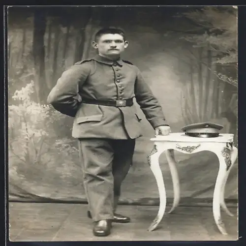 Foto-AK Soldat in Feldgrau Uniform