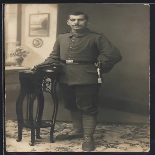Foto-AK Soldat in Feldgrau Uniform mit Bajonett