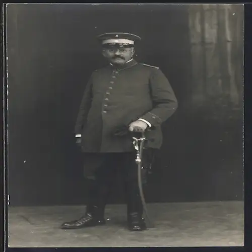 AK Oberleutnant in Uniform mit Säbel und Schirmmütze