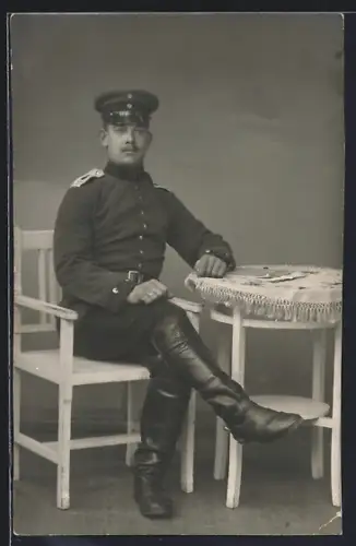 AK Soldat vom Rgt. Nr. 17 in Uniform mit Schirmmütze