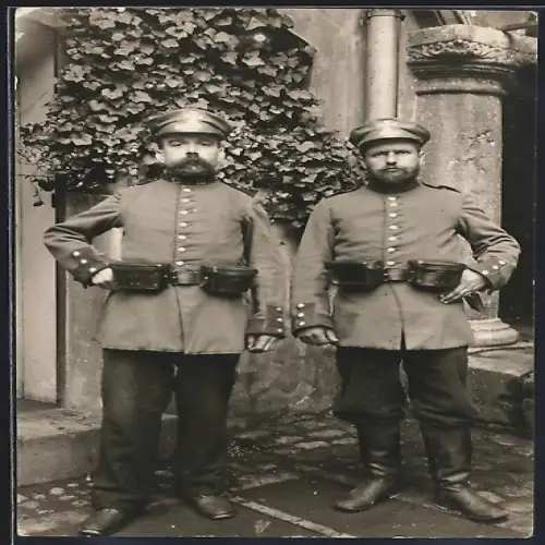 Foto-AK Zwei Landwehr-Soldaten vom Rgt. Nr. 12 in Uniform mit Koppeltaschen