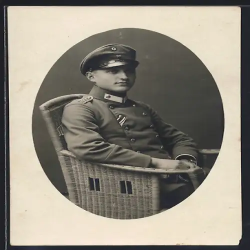Foto-AK Offizier in Feldgrau Uniform mit Band zum EK II 1914