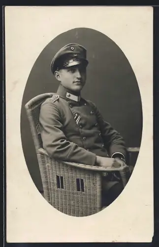 Foto-AK Offizier in Feldgrau Uniform mit Band zum EK II 1914