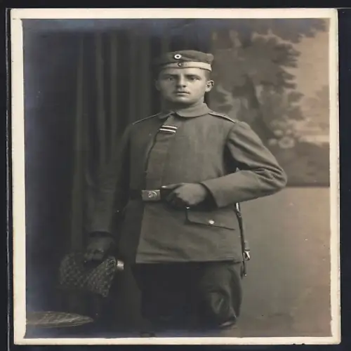 Foto-AK Soldat in Feldgrau Uniform mit Bajonett und Band zum EK II 1914