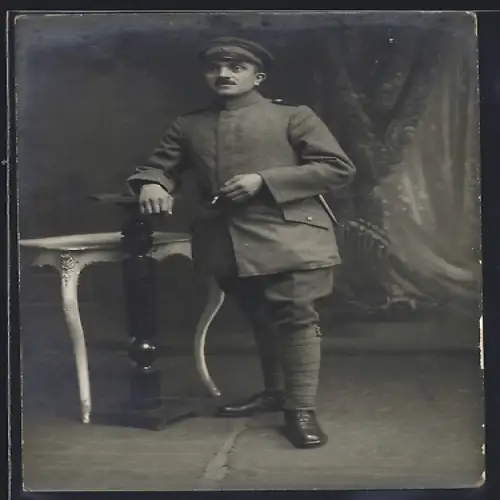 AK Soldat in Feldgrau Uniform mit Bajonett und Schirmmütze