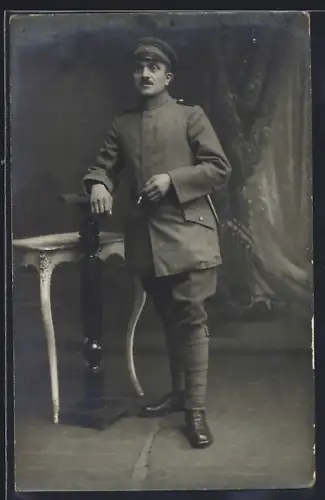 AK Soldat in Feldgrau Uniform mit Bajonett und Schirmmütze