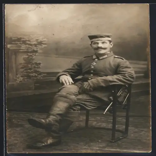 Foto-AK Soldat in Feldgrau Uniform mit Bajonett und Band zum EK II 1914