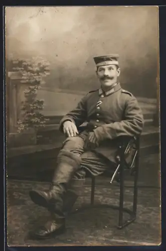 Foto-AK Soldat in Feldgrau Uniform mit Bajonett und Band zum EK II 1914