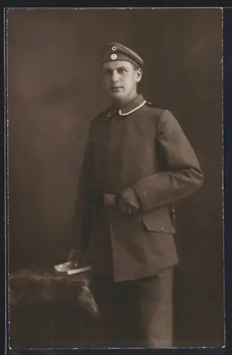 AK Soldat in Feldgrau Uniform mit Bajonett und Krätzchen