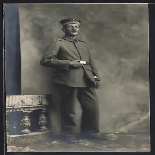 Foto-AK Soldat vom Rgt. Nr. 170 in Feldgrau Uniform mit Krätzchen