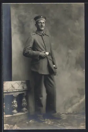 Foto-AK Soldat vom Rgt. Nr. 170 in Feldgrau Uniform mit Krätzchen