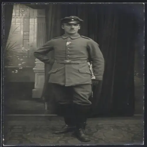 Foto-AK Soldat in Feldgrau Uniform mit Bajonett und Band zum MVK III. Klasse