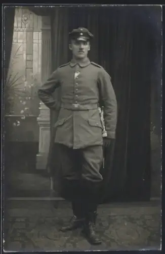 Foto-AK Soldat in Feldgrau Uniform mit Bajonett und Band zum MVK III. Klasse